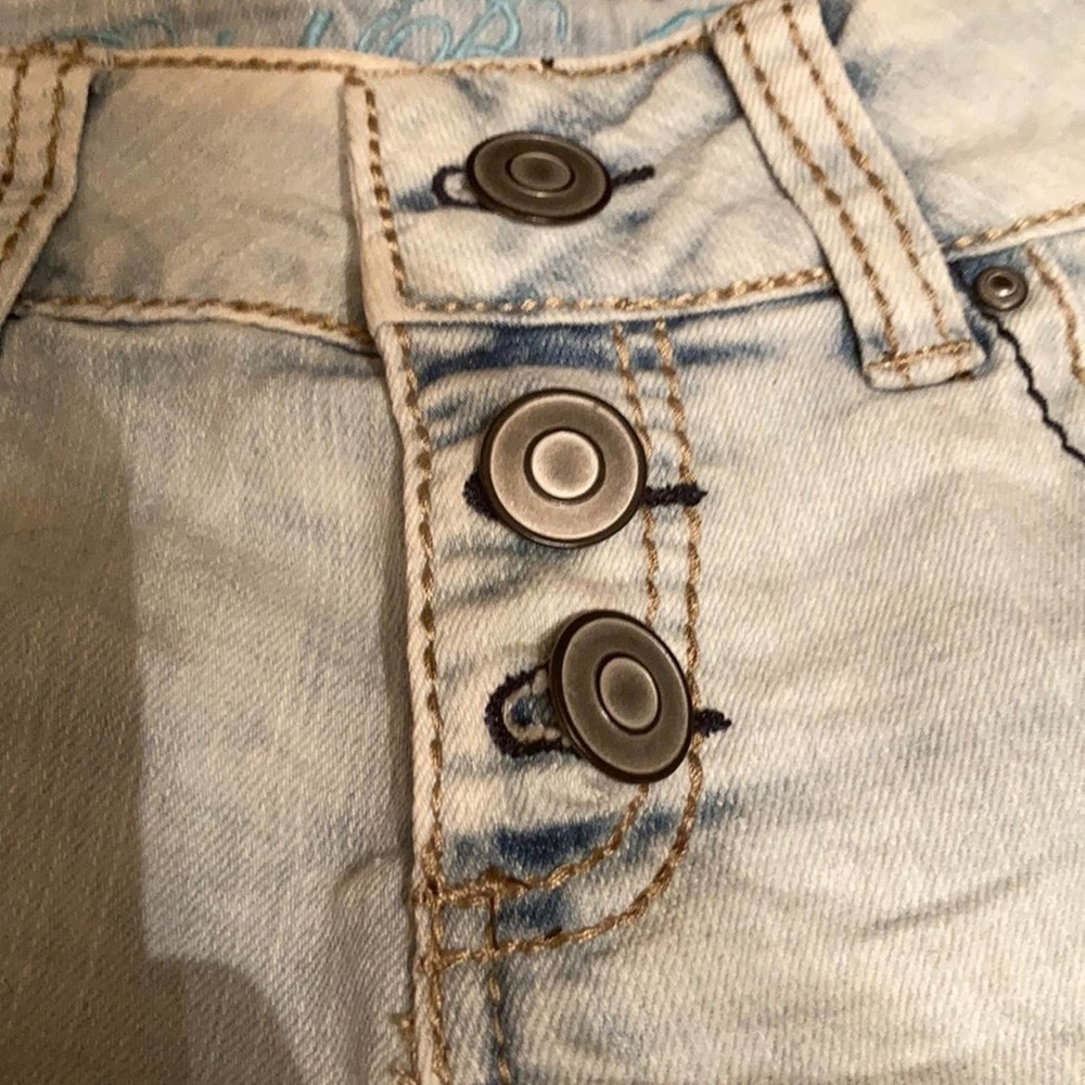 Rebel By Right Mid Rise Cut off Shorts NWT - Picture 2 of 9